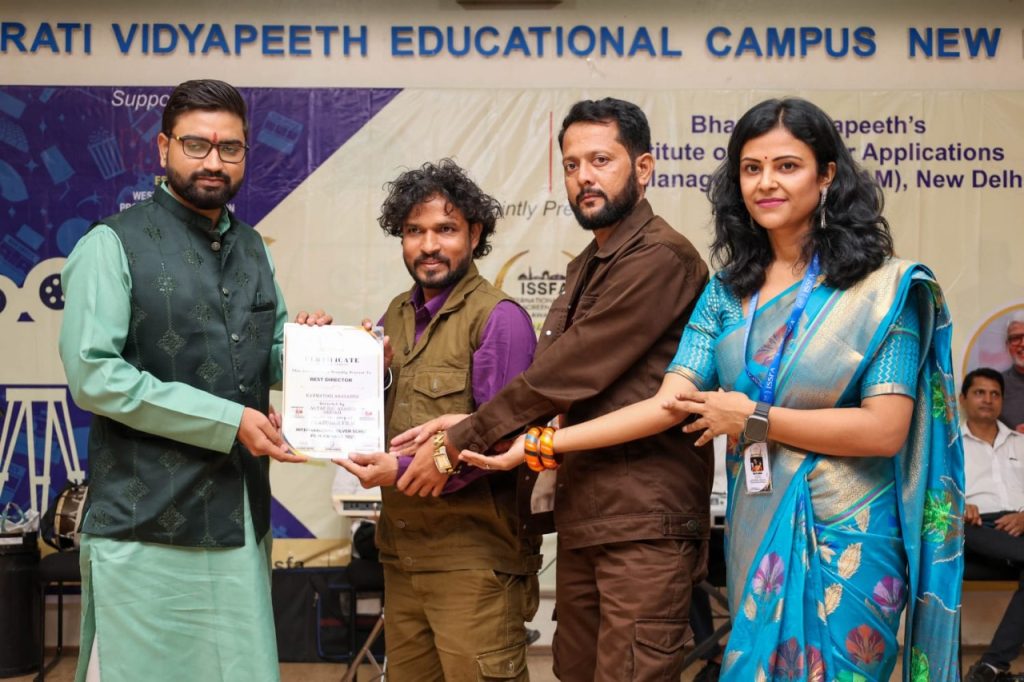 Director Altaf Sheikh honored by Delhi’s International Silver Screen Festival and Bharati Vidyapeeth. Best Director Award presented for the film “Karmayogi Abasaheb.”