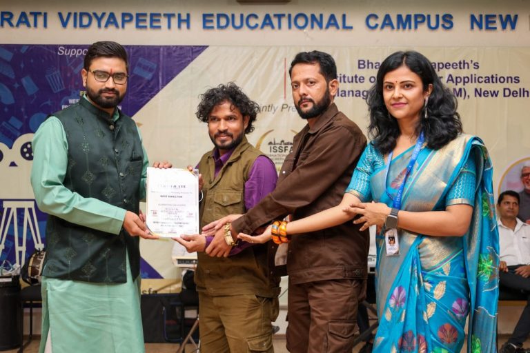 Director Altaf Sheikh honored by Delhi’s International Silver Screen Festival and Bharati Vidyapeeth. Best Director Award presented for the film “Karmayogi Abasaheb.”