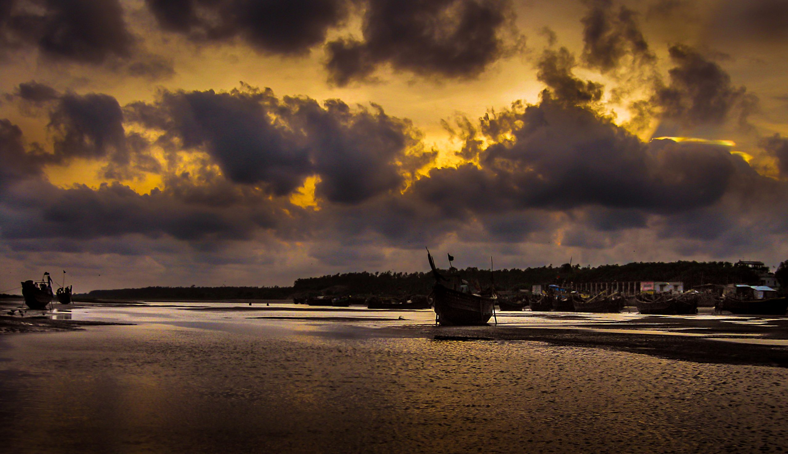 IMD warns 12 states of heavy rain, gusty winds today