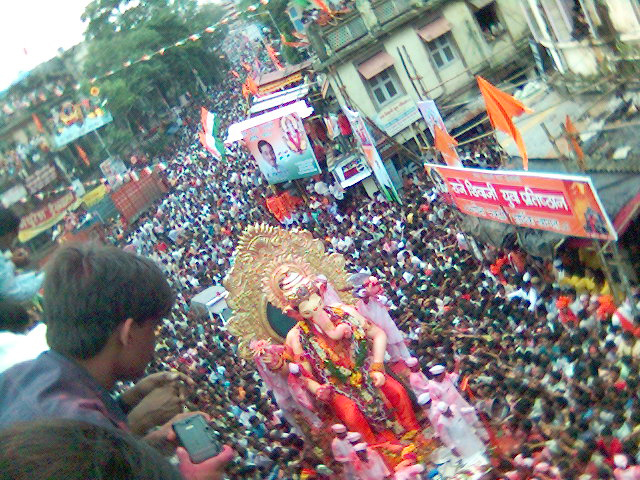 Ganesh idol falls during Mumbai procession, killing two people