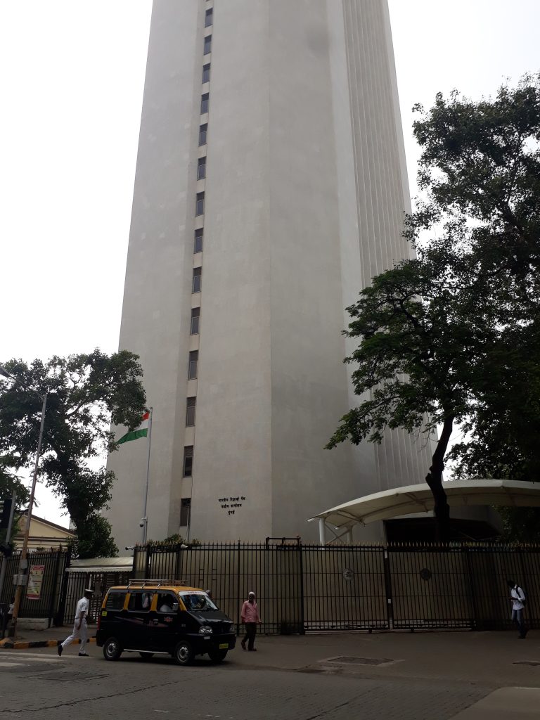 Who sits on the RBI’s Monetary Policy Committee and how did they vote?